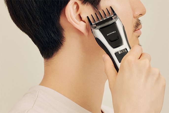 ER-GB74で髪を整える男性の様子｜ヘアー用アタッチメント使用例