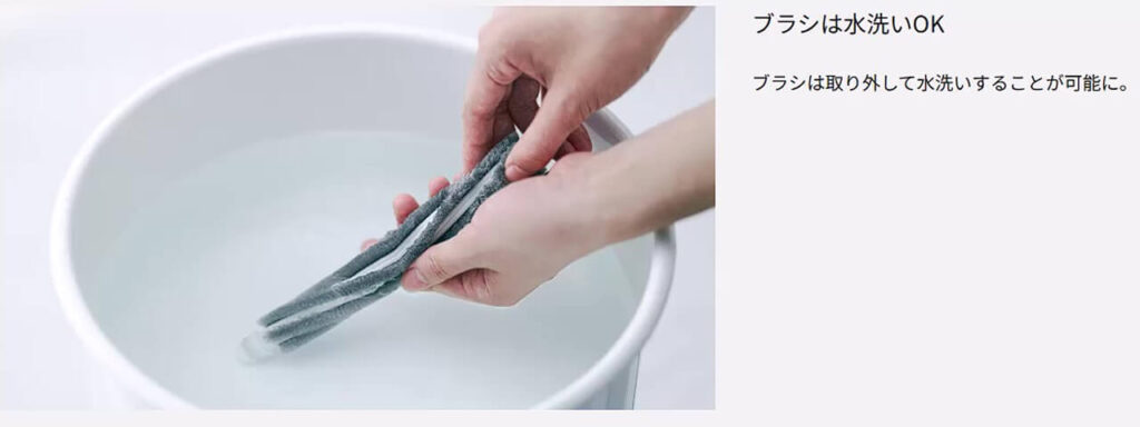 からまないブラシPlusを水洗いしている様子（MC-NX500K）