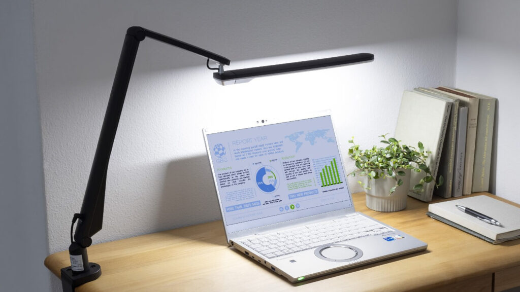パナソニック SQ-LC570 クランプタイプ LEDデスクライト 机に固定して使う設置例